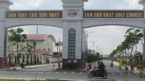 Sân golf Tân Sơn Nhất luôn có 2 bảo vệ đứng gác trước cổng (Ảnh: T.Q) Sân golf Tân Sơn Nhất luôn có 2 bảo vệ đứng gác trước cổng (Ảnh: T.Q)