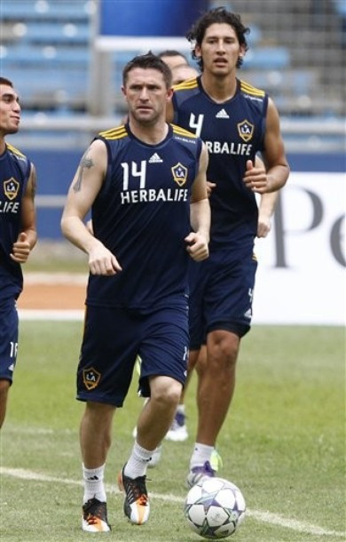 Tiền đạo Robby Keane cũng có mặt trên sân Tiền đạo Robby Keane cũng có mặt trên sân
