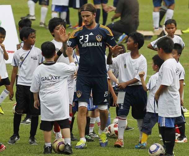Beckham luôn được các em nhỏ vây quanh Beckham luôn được các em nhỏ vây quanh