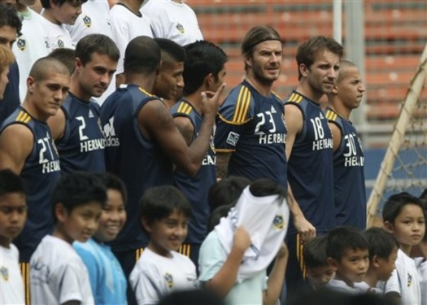 Toàn đội Los Angeles Galaxy chụp ảnh lưu niệm với các em nhỏ Toàn đội Los Angeles Galaxy chụp ảnh lưu niệm với các em nhỏ