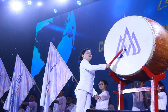 Hiệu trưởng của HSU đánh trống khai giảng năm học mới 2022 - 2023 (ảnh: HSU) Hiệu trưởng của HSU đánh trống khai giảng năm học mới 2022 - 2023 (ảnh: HSU)