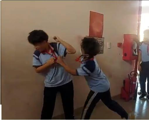 Một hành vi đánh bạn dã man của nam sinh lớp 8 được trích từ video clip (ảnh cắt từ video clip) Một hành vi đánh bạn dã man của nam sinh lớp 8 được trích từ video clip (ảnh cắt từ video clip)