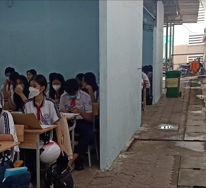 Học sinh hai lớp 8 của Trường Nguyễn Thị Thập phải học trong phòng học tạm bợ (ảnh: mạng xã hội) Học sinh hai lớp 8 của Trường Nguyễn Thị Thập phải học trong phòng học tạm bợ (ảnh: mạng xã hội)
