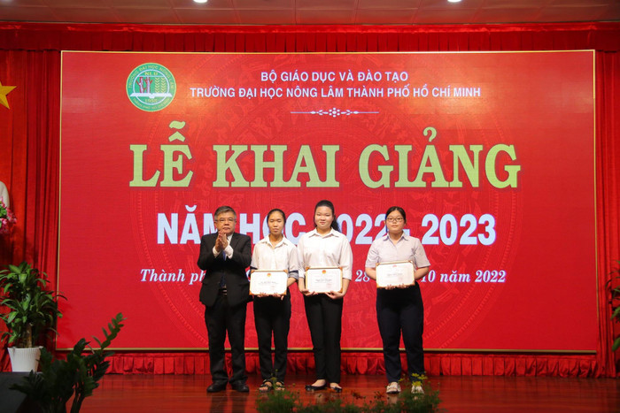 Phó Giáo sư Huỳnh Thanh Hùng trao tặng phần thưởng cho các sinh viên xuất sắc của trường (ảnh: NLU) Phó Giáo sư Huỳnh Thanh Hùng trao tặng phần thưởng cho các sinh viên xuất sắc của trường (ảnh: NLU)
