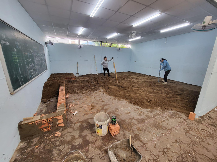 Ngày 25/10, học sinh hai lớp này phải chuyển sang học chỗ khác do để hai phòng này trường sửa chữa, cải tạo (ảnh: P.L) Ngày 25/10, học sinh hai lớp này phải chuyển sang học chỗ khác do để hai phòng này trường sửa chữa, cải tạo (ảnh: P.L)