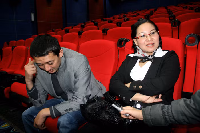 Thanh Tám không hề e ngại trước báo chí. Chị cùng chồng trả lời phỏng vấn một cách tự tin.