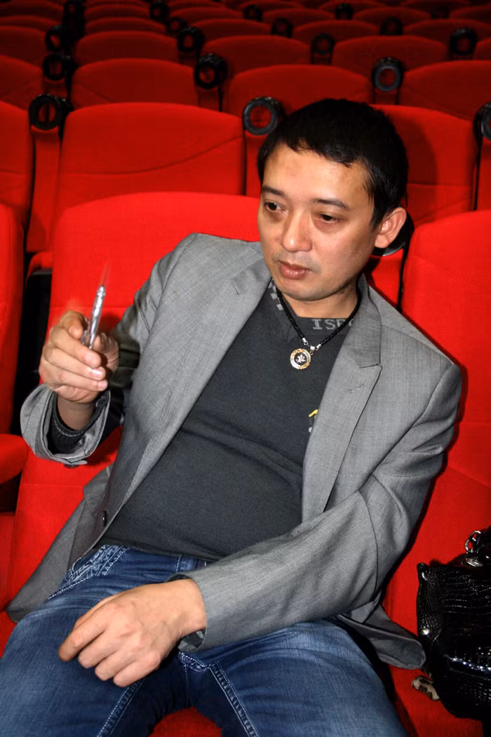 Chiến Thắng vào vai kẻ lông bông, ham cờ bạc lô đề. Ảnh: VT