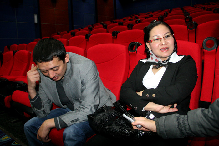 Thanh Tám không hề e ngại trước báo chí. Chị cùng chồng trả lời phỏng vấn một cách tự tin.