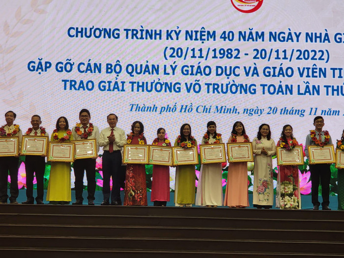 Các thầy cô giáo được trao giải thưởng Võ Trường Toản lần thứ 25, năm 2022 (ảnh: P.L)