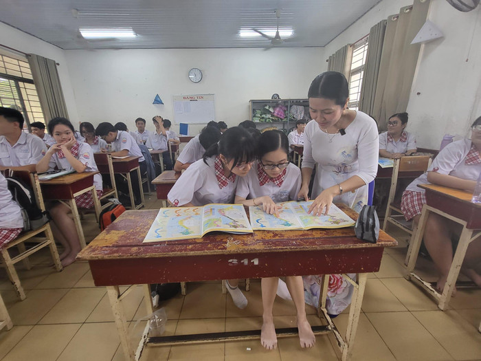 Cô Sương luôn tận tình hướng dẫn, dạy kiến thức cho học sinh hiểu bài (ảnh: P.L) Cô Sương luôn tận tình hướng dẫn, dạy kiến thức cho học sinh hiểu bài (ảnh: P.L)