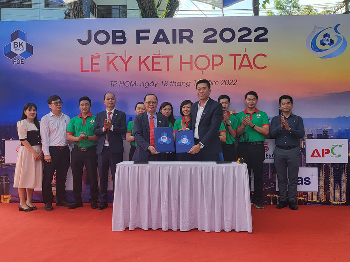 Lãnh đạo CC1 (phải) ký kết hợp tác với lãnh đạo Khoa Kỹ thuật Xây dựng (ảnh: P.L) Lãnh đạo CC1 (phải) ký kết hợp tác với lãnh đạo Khoa Kỹ thuật Xây dựng (ảnh: P.L)