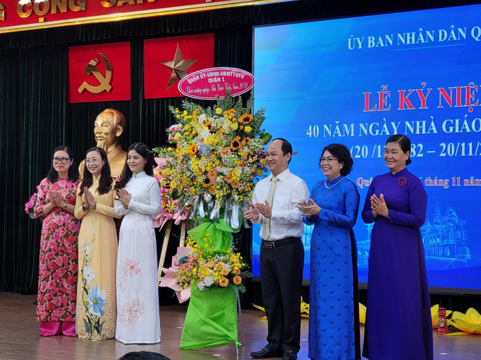 Lãnh đạo Quận ủy Quận 1 tặng hoa chúc mừng lãnh đạo ngành giáo dục quận nhân ngày 20/11. (Ảnh: P.L)