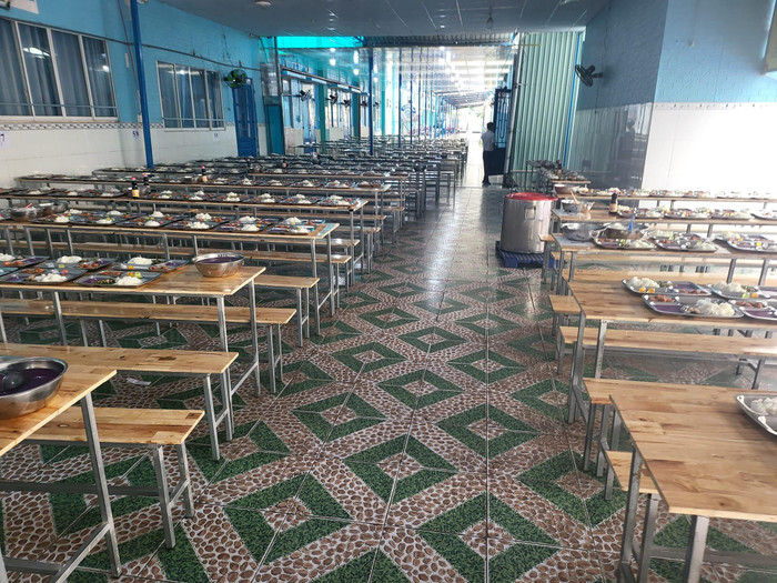 Gần 2.500 suất ăn trưa nóng hổi chờ đợi học sinh Trường Ngô Quyền vào mỗi buổi trưa (ảnh: P.L)