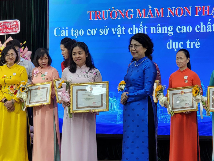 Bí thư Quận ủy Quận 1 Tô Thị Bích Châu trao giấy khen cho đại diện các trường học tiêu biểu của quận. (Ảnh: P.L)