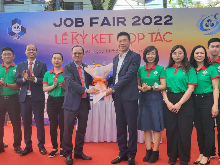 Lãnh đạo Khoa Kỹ thuật Xây dựng trao hoa cảm ơn đến lãnh đạo của CC1 (Ảnh: P.L) Lãnh đạo Khoa Kỹ thuật Xây dựng trao hoa cảm ơn đến lãnh đạo của CC1 (Ảnh: P.L)