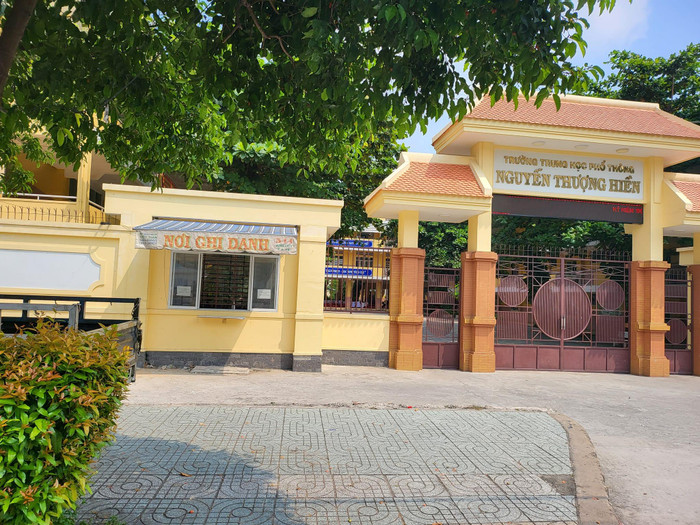 Phòng ghi danh ở mặt tiền Trường Nguyễn Thượng Hiền cổng đường Trường Chinh, Tân Bình (ảnh: P.L) Phòng ghi danh ở mặt tiền Trường Nguyễn Thượng Hiền cổng đường Trường Chinh, Tân Bình (ảnh: P.L)