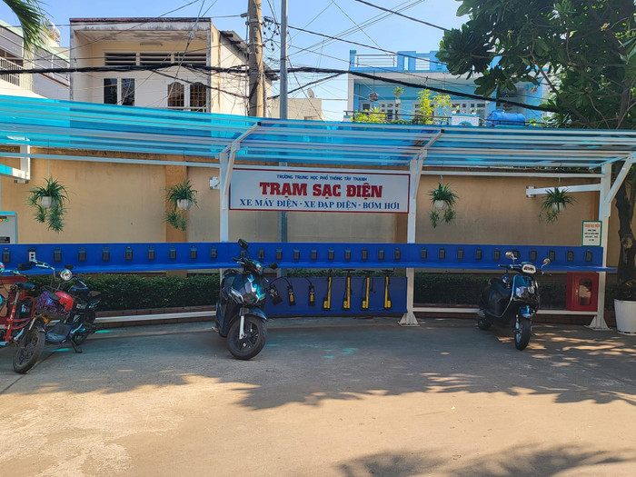 Trạm sạc điện của Trường Tây Thạnh đi vào hoạt động, phục vụ nhu cầu thiết thực của học sinh (ảnh: P.L) Trạm sạc điện của Trường Tây Thạnh đi vào hoạt động, phục vụ nhu cầu thiết thực của học sinh (ảnh: P.L)