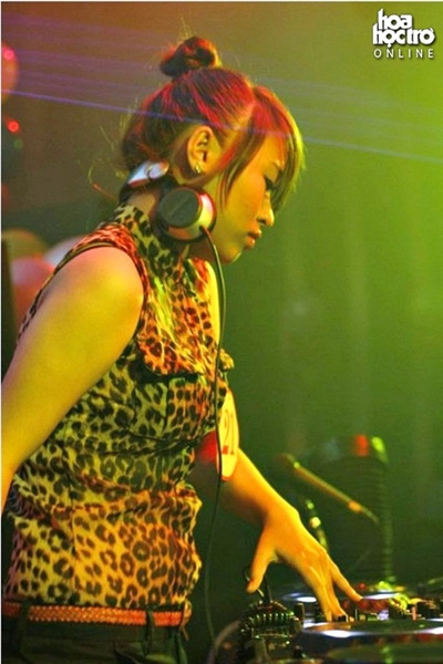 Để được trả thù lao hậu hĩnh như vậy cô nàng phải lao động khá vất vả. Ngày nào cũng thế, tầm 2-3h sáng, Yến mới về nhà. Môi trường quán bar khá phức tạp nên cô nàng cũng phải hết sức tỉnh táo và bản lĩnh để từ chối những cám dỗ. Yến nói: "Mấy lần khách mời rượu, tớ cười và từ chối khéo. Cũng có vị khách đứng hẳn lên bục DJ trêu ghẹo tớ. Những lúc như vậy, tớ phải nhẹ nhàng từ chối để khách không mất lòng. Còn nếu khách quá "ngoan cố", đành phải tới nói nhỏ với bảo vệ thôi".