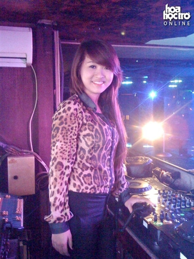 Yến Luna từng tham gia và dành giải Nhất trong cuộc thi "DJ tài năng" do hội DJ Việt Nam tổ chức năm 2011. Cô được mệnh danh là nữ DJ nhỏ tuổi nhất Việt Nam, sinh năm 1993. hu nhập của cô nàng được bật mí là không dưới 10 triệu đồng trên tháng.