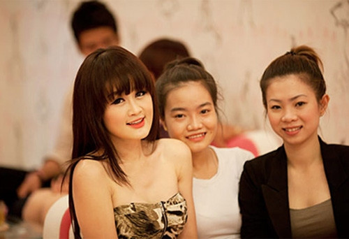 DJ Hoàng Anh, chồng Mỹ Quyên, cũng cho biết nguyên nhân dẫn đến cái chết đau lòng này là do cô bị viêm phổi cấp, tràn khí màng phổi.Xem thêm clip DJ Mỹ Quyên dễ thương giao lưu cùng fan hâm mộ