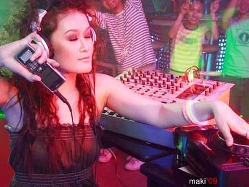 Xem thêm clip DJ Mỹ Quyên dễ thương giao lưu cùng fan hâm mộ