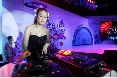 Bo tuy sống phóng khoáng, hòa đồng với mọi người nhưng nữ DJ cũng tự nhận mình là một người phụ nữ khá trầm lắng, cũng khát khao được yêu và có một mái ấm gia đình như mọi người. Xem thêm clip DJ Mỹ Quyên dễ thương giao lưu cùng fan hâm mộ