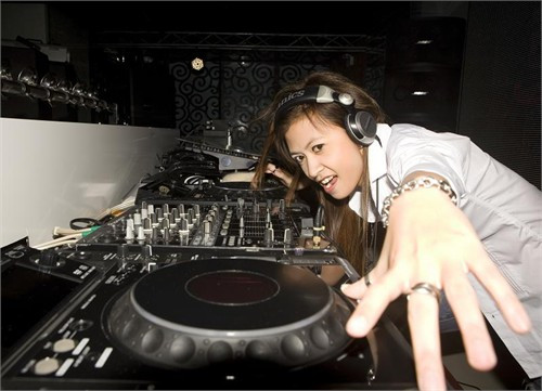 Một thời gian Candy đi làm thì bị mẹ không cho đi nữa, mẹ buộc Candy về quê xin vào cơ quan nhà nước làm việc hành chính. Rồi tình cờ ở quê cũng mở một club gần nhà, Candy được mời làm một chương trình ở đó, Candy dẫn mẹ vào nơi con gái làm việc, mẹ thấy mọi người ai cũng thích nhạc mình và chỗ đứng của mình trong đó không phức tạp như mẹ nghĩ. Mẹ cũng biết con gái ngoan nên đã tin tưởng cho đi làm.