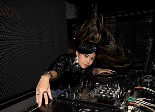 Candy nghĩ đam mê đã có từ nhỏ nhưng bản thân không biết. Một ngày, Candy vào club chơi thấy mọi người ai cũng vui nhảy và hào hứng trước những âm thanh của nhạc điện tử và DJ thật là oai. Tiếng nhạc sôi động, hình ảnh một cô gái đứng trên bàn chỉnh nhạc điều khiển cả sàn nhảy khiến Candy tò mò và thích thú. Tìm hiểu dần dần, nhạc DJ trở thành đam mê và ăn sâu vào máu mình. Nó trở thành cái duyên đưa Candy đến với nghề DJ.