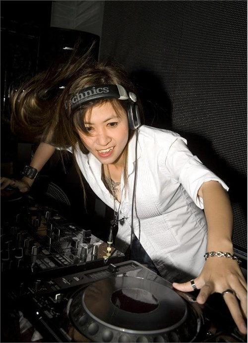 Candy sinh ra ở Cà Mau, nhưng từ nhỏ đã sống ở Sài Gòn. Có lẽ vì sống trong môi trường năng động, sôi nổi với các ngành giải trí mà từ nhỏ Candy đã đam mê nghe nhạc, thích tìm hiểu các bộ môn nghệ thuật.Sinh ra trong gia đình ba mẹ có tư tưởng phong kiến, vả lại, Candy cũng thuộc vào “con cầu con khẩn” của ba mẹ nên gia đình chăm lo cho Candy rất kỹ và muốn mình theo một nghề nghiệp hành chính ổn định. Nhưng Candy thích cuộc sống năng động và tự do. Sau đó, Candy học lớp Lập trình viên quốc tế.