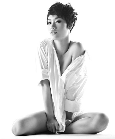 Trà My đầy cá tính khi diện áo sơ mi trắng buông lơi bờ vai. Trà My đầy cá tính khi diện áo sơ mi trắng buông lơi bờ vai.