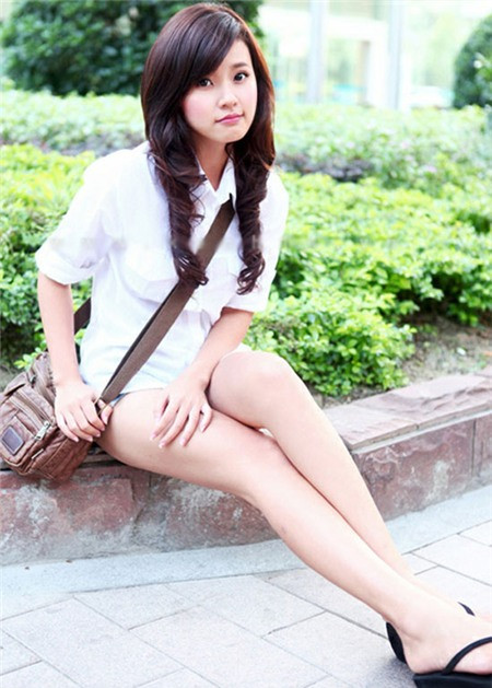 Midu khoe trọn đôi chân nuột nà. Midu khoe trọn đôi chân nuột nà.