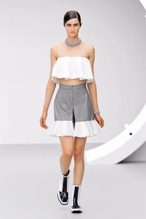 Thiết kế crop top của JW Anderson được lấy cảm hứng từ diềm xếp