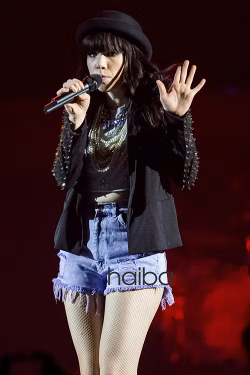 Carly Rae Jepsen bốc lửa trên sân khấu