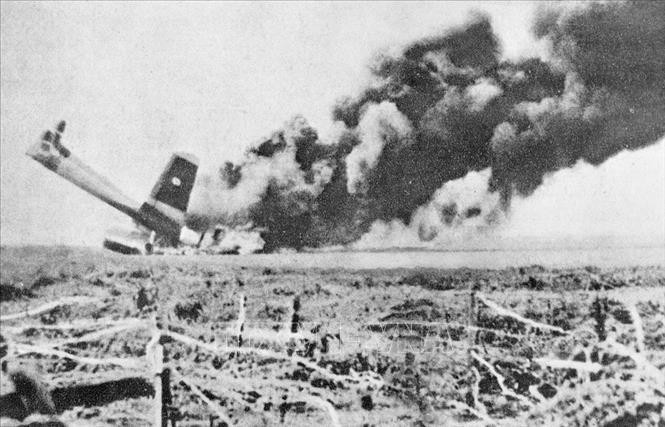 Máy bay B26 của Pháp tại mặt trận Điện Biên Phủ bị lực lượng pháo phòng không 37mm của quân ta bắn rơi. Ảnh: TTXVN Máy bay B26 của Pháp tại mặt trận Điện Biên Phủ bị lực lượng pháo phòng không 37mm của quân ta bắn rơi. Ảnh: TTXVN