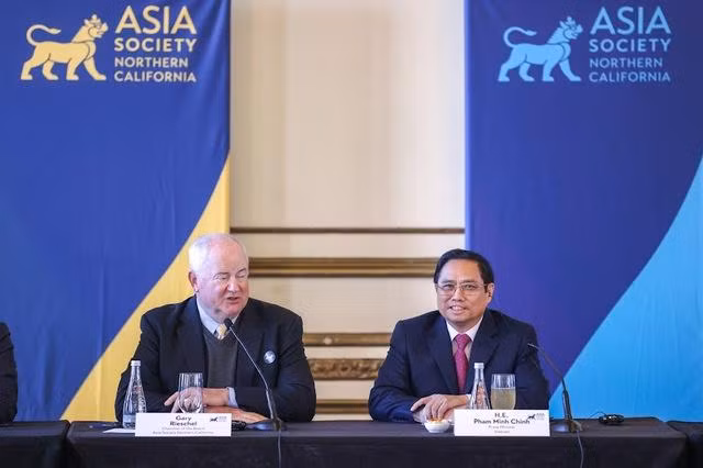 Thủ tướng Phạm Minh Chính và ông Garay Rieschel, Chủ tịch Asia Society - Ảnh: VGP/Nhật Bắc