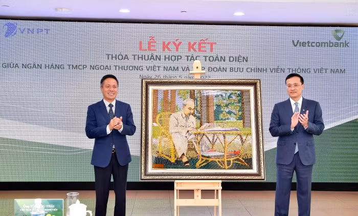 Ông Tô Dũng Thái - Chủ tịch HĐTV VNPT (bên trái) trao tặng quà lưu niệm của VNPT cho ông Phạm Quang Dũng - Chủ tịch Hội đồng quản trị Vietcombank