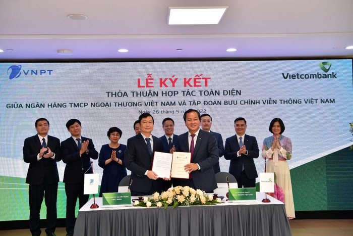 Ông Nguyễn Việt Cường - Phó Tổng Giám đốc Vietcombank (bên phải) và ông Vũ Trường Giang - Tổng Giám đốc Tổng Công ty VNPT Media thực hiện nghi thức ký Biên bản ghi nhớ Hợp tác giữa Vietcombank và VNPT Media dưới sự chứng kiến của lãnh đạo 2 bên Ông Nguyễn Việt Cường - Phó Tổng Giám đốc Vietcombank (bên phải) và ông Vũ Trường Giang - Tổng Giám đốc Tổng Công ty VNPT Media thực hiện nghi thức ký Biên bản ghi nhớ Hợp tác giữa Vietcombank và VNPT Media dưới sự chứng kiến của lãnh đạo 2 bên