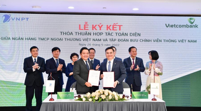Ông Nguyễn Thanh Tùng - Phó Tổng Giám đốc Phụ trách Ban Điều hành Vietcombank (bên phải) và ông Huỳnh Quang Liêm - Tổng Giám đốc VNPT thực hiện nghi thức ký Thỏa thuận hợp tác toàn diện dưới sự chứng kiến của lãnh đạo 2 bên Ông Nguyễn Thanh Tùng - Phó Tổng Giám đốc Phụ trách Ban Điều hành Vietcombank (bên phải) và ông Huỳnh Quang Liêm - Tổng Giám đốc VNPT thực hiện nghi thức ký Thỏa thuận hợp tác toàn diện dưới sự chứng kiến của lãnh đạo 2 bên