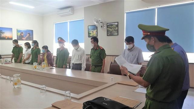 Cơ quan chức năng tống đạt các quyết định khởi tố, tạm giam đối với các bị can tại CDC Đắk Lắk - Ảnh: Báo Tiền phong Cơ quan chức năng tống đạt các quyết định khởi tố, tạm giam đối với các bị can tại CDC Đắk Lắk - Ảnh: Báo Tiền phong