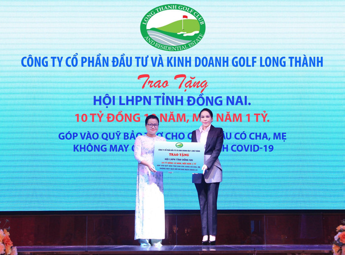 Bà Lê Nữ Thuỳ Dương - Phó Chủ tịch Hội đồng quản trị Golf Long Thành (bên phải) trao bảng biểu trưng tài trợ cho đại diện lãnh đạo Hội Liên hiệp Phụ nữ tỉnh Đồng Nai. Bà Lê Nữ Thuỳ Dương - Phó Chủ tịch Hội đồng quản trị Golf Long Thành (bên phải) trao bảng biểu trưng tài trợ cho đại diện lãnh đạo Hội Liên hiệp Phụ nữ tỉnh Đồng Nai.
