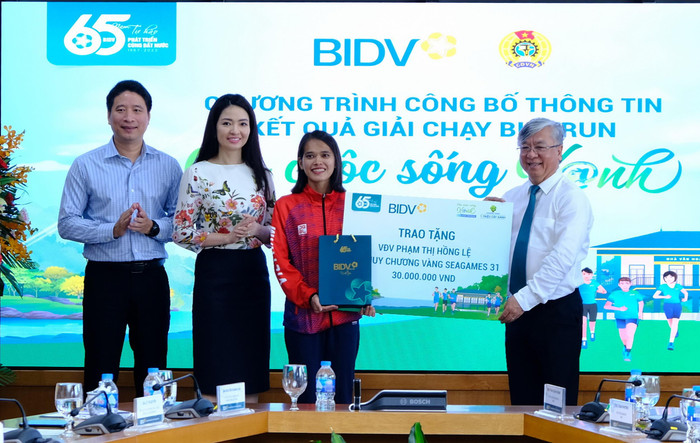 BIDV trao tặng phần thưởng cho VĐV Phạm Thị Hồng Lệ