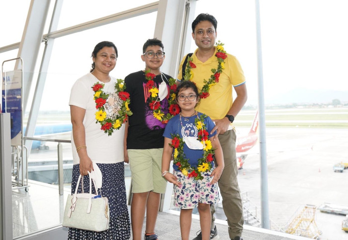 Hành khách vui mừng được trở về quê hương, đi công tác hay bắt đầu chuyến du lịch đến với Ấn Độ trên chuyến bay thẳng từ Hà Nội đến New Delhi của Vietjet Hành khách vui mừng được trở về quê hương, đi công tác hay bắt đầu chuyến du lịch đến với Ấn Độ trên chuyến bay thẳng từ Hà Nội đến New Delhi của Vietjet