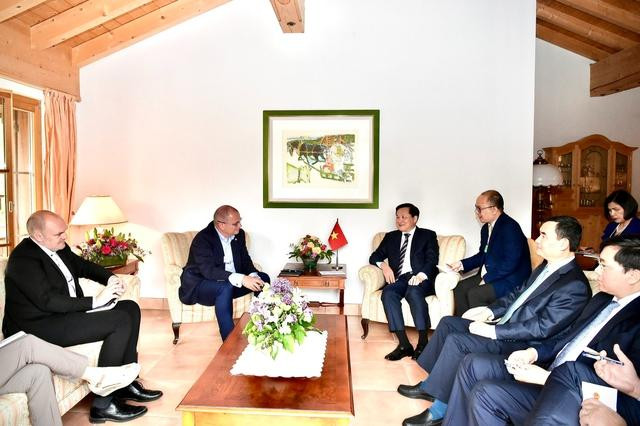 Chính phủ Việt Nam khuyến khích các nhà đầu tư nước ngoài, đặc biệt là các nhà đầu tư có năng lực, kinh nghiệm và tài chính tham gia, phát triển năng lượng tái tạo, đóng góp vào quá trình phát triển bền vững của Việt Nam. Ảnh: VGP/Trần Mạnh Chính phủ Việt Nam khuyến khích các nhà đầu tư nước ngoài, đặc biệt là các nhà đầu tư có năng lực, kinh nghiệm và tài chính tham gia, phát triển năng lượng tái tạo, đóng góp vào quá trình phát triển bền vững của Việt Nam. Ảnh: VGP/Trần Mạnh