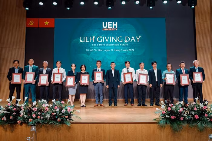 Những suất học bổng được trao tặng sẽ góp phần phát triển giáo dục, nâng cao chất lượng đào tạo tài năng trẻ, giúp các bạn yên tâm theo đuổi ước mơ.