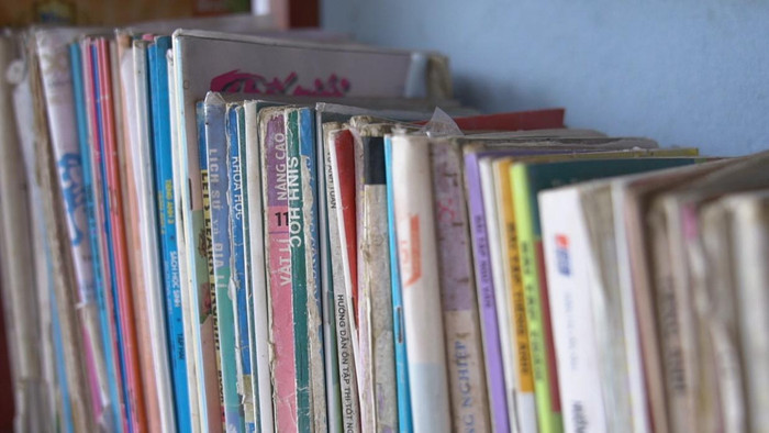 Những cuốn sách đã cũ sờn ở Thư viện của cô Hương. Ảnh: Phương Huệ Những cuốn sách đã cũ sờn ở Thư viện của cô Hương. Ảnh: Phương Huệ