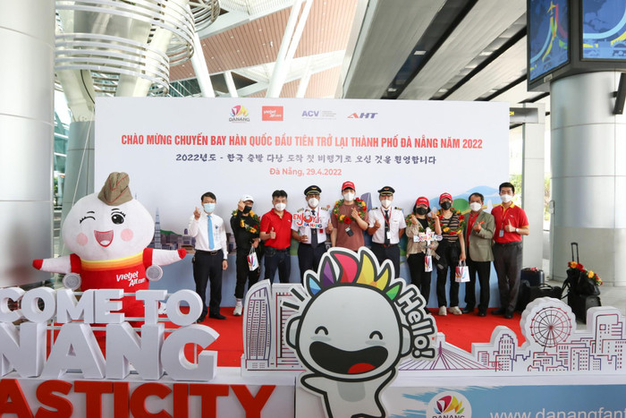 Cùng với các đường bay kết nối Hà Nội, Thành phố Hồ Chí Minh với New Delhi (Ấn Độ), các đường bay Thành phố Hồ Chí Minh đi Bali (Indonesia) và Đà Nẵng đi Seoul (Incheon, Hàn Quốc) cũng bay trở lại phục vụ khách hàng từ dịp lễ 30/4 - 1/5 năm nay. Cùng với các đường bay kết nối Hà Nội, Thành phố Hồ Chí Minh với New Delhi (Ấn Độ), các đường bay Thành phố Hồ Chí Minh đi Bali (Indonesia) và Đà Nẵng đi Seoul (Incheon, Hàn Quốc) cũng bay trở lại phục vụ khách hàng từ dịp lễ 30/4 - 1/5 năm nay.