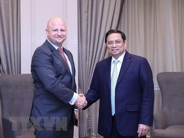 Thủ tướng Phạm Minh Chính tiếp ông Brendan Duval, Giám đốc đối tác Tập đoàn Glenfarne. (Ảnh: Dương Giang/TTXVN) Thủ tướng Phạm Minh Chính tiếp ông Brendan Duval, Giám đốc đối tác Tập đoàn Glenfarne. (Ảnh: Dương Giang/TTXVN)