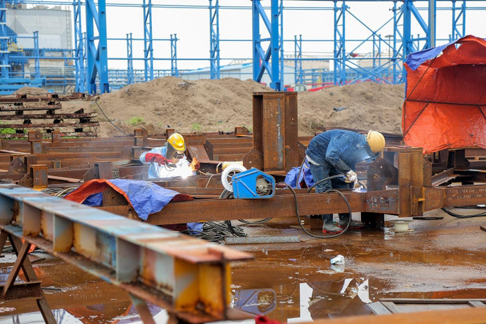 Công nhân thi công kết cấu thép băng tải than tại dự án Nhà máy Nhiệt điện Thái Bình 2. Công nhân thi công kết cấu thép băng tải than tại dự án Nhà máy Nhiệt điện Thái Bình 2.