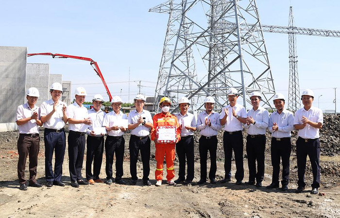 Đoàn công tác của EVNNPT tặng quà động viên lực lượng thi công TBA 500kV Vân Phong Đoàn công tác của EVNNPT tặng quà động viên lực lượng thi công TBA 500kV Vân Phong
