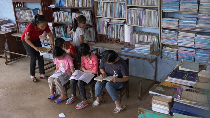 Các trò nhỏ đến thư viện của cô Hương đọc sách. Ảnh: Phương Huệ Các trò nhỏ đến thư viện của cô Hương đọc sách. Ảnh: Phương Huệ